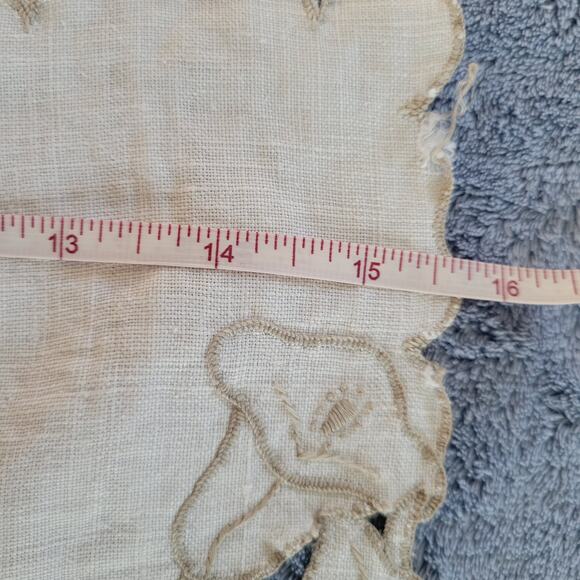 Vintage Madeira-style linen dresser set, 3 piece - Handmade, 1960s, Gray - Picture 9 of 9